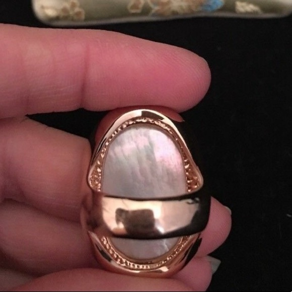 Honora Concave Mother of Pearl ring - Picture 4 of 6